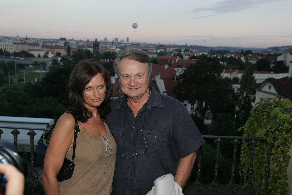 Režisér Jiří Adamec s manželkou Janou vypadal po dovolené s manželkou Janou spokojeně a odpočatě.