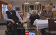 Jiřímu Adamcovi dělá v sanatoriu společnost Alfred Strejček. Jiřímu Adamcovi dělá v sanatoriu společnost Alfred Strejček.