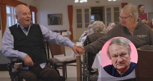 Jiřímu Adamcovi dělá v sanatoriu společnost Alfred Strejček.