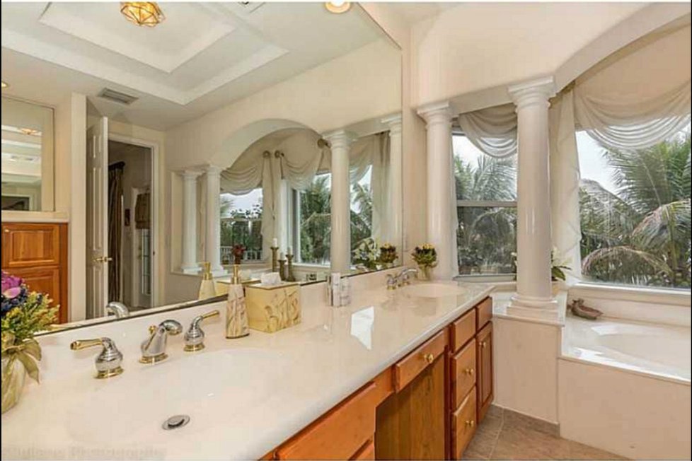 Koupelna rodičů má výhled do palmového háje.