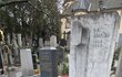 Hrob Jiřího Adamíry na vyšehradském hřbitově zdobilo srdce ze svíček.