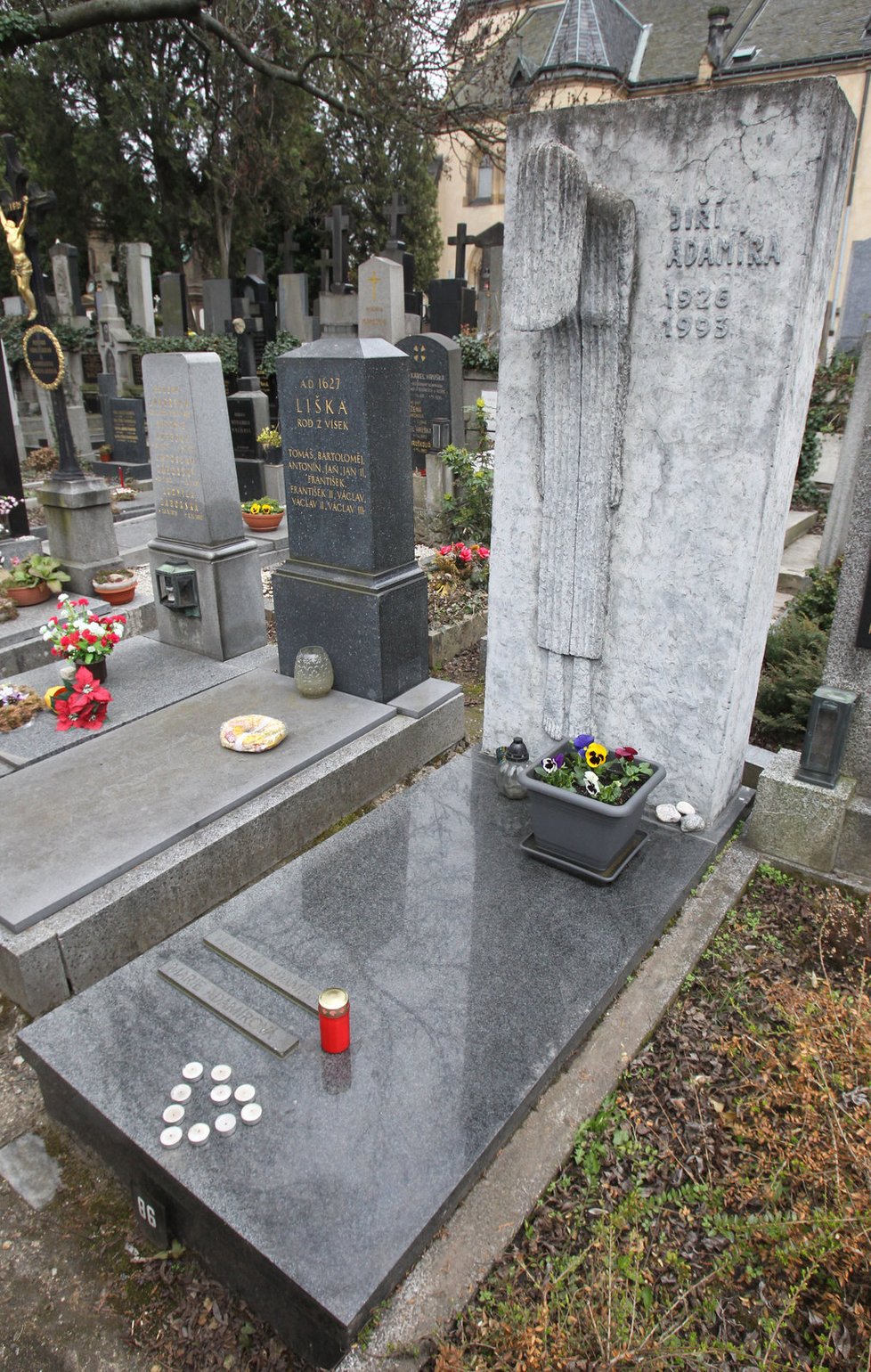 Hrob Jiřího Adamíry na vyšehradském hřbitově zdobilo srdce ze svíček.