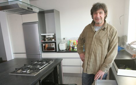Jiří Babica ve své nové kuchyni.