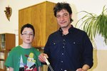 Televizní kuchař Jiří Babica se synem Filipem při přípravě bramboráků pro děti z dětského domova. Doma Filip tátu u plotny moc nevídá