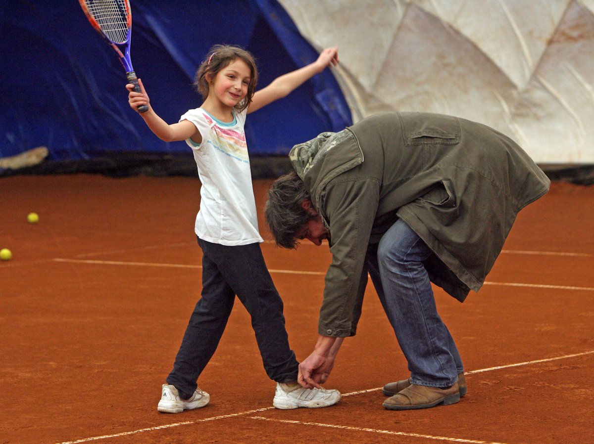 16:00 - „Princi, zavaž mi střevíček.“ Takhle úplně to není, ale i tak Maruška na tenise laškuje s tátou. „Hraje dvakrát týdně, zatím ji to baví. Jsem rád, že sportuje.“