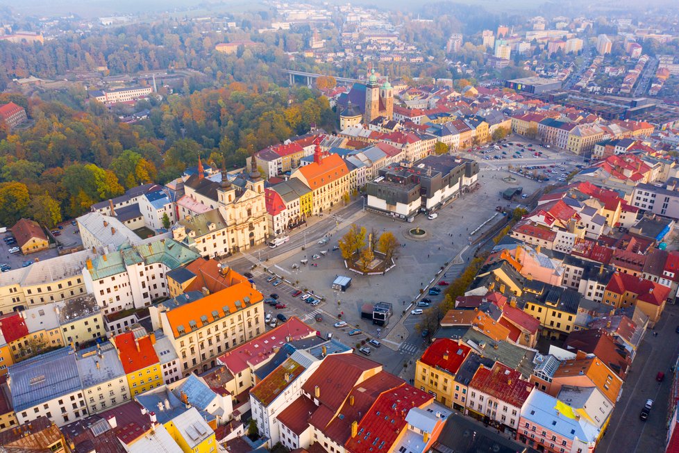 Jihlava: Brutalistický obchoďák Prior na historickém náměstí