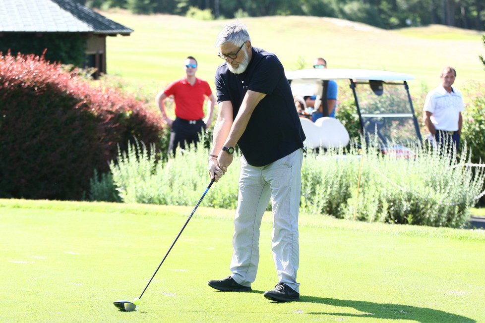 Jiří Bartoška aktivně odpočíval na golfovém hřišti.