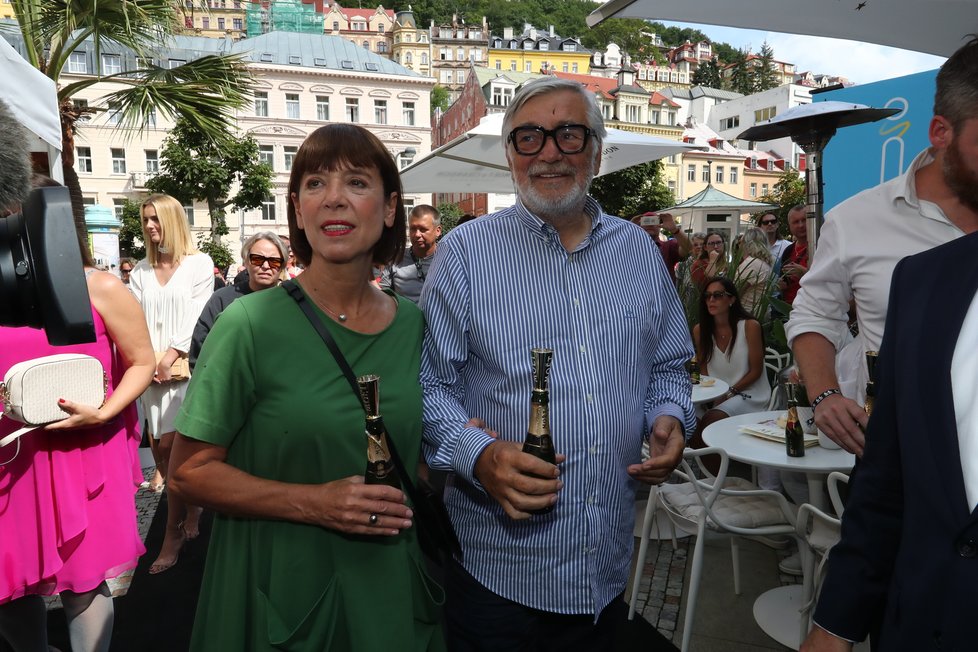2021: Prezident karlovarského filmového festivalu Jiří Bartoška s manželkou