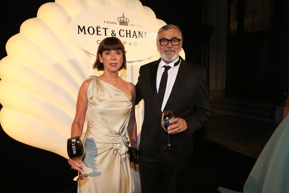 Jiří Bartoška s manželkou na Moët party