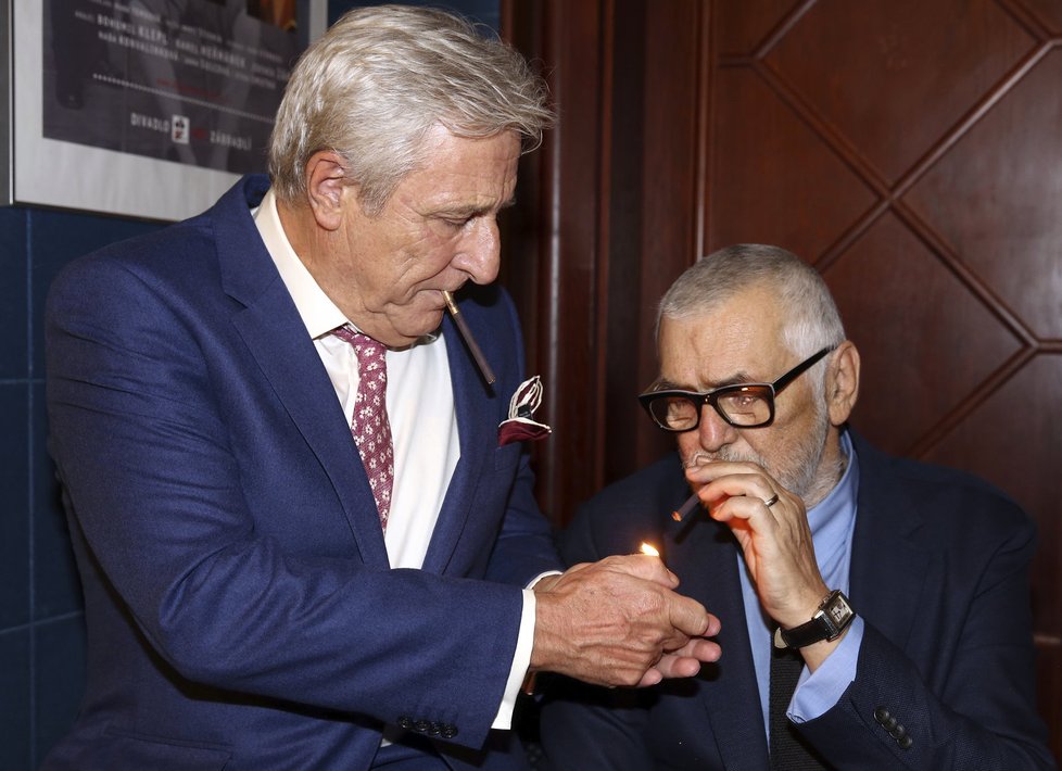 Kuřák Bartoška oslavil s Heřmánkem premiéru cigaretou.