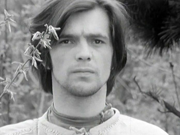 Herec v jedné ze svých prvních rolí ve filmu Uprostřed babího léta ve stepi zahoukal vlak (1972).