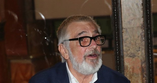 Jiří Bartoška kouřil cigaretu a popíjel šampaňské.
