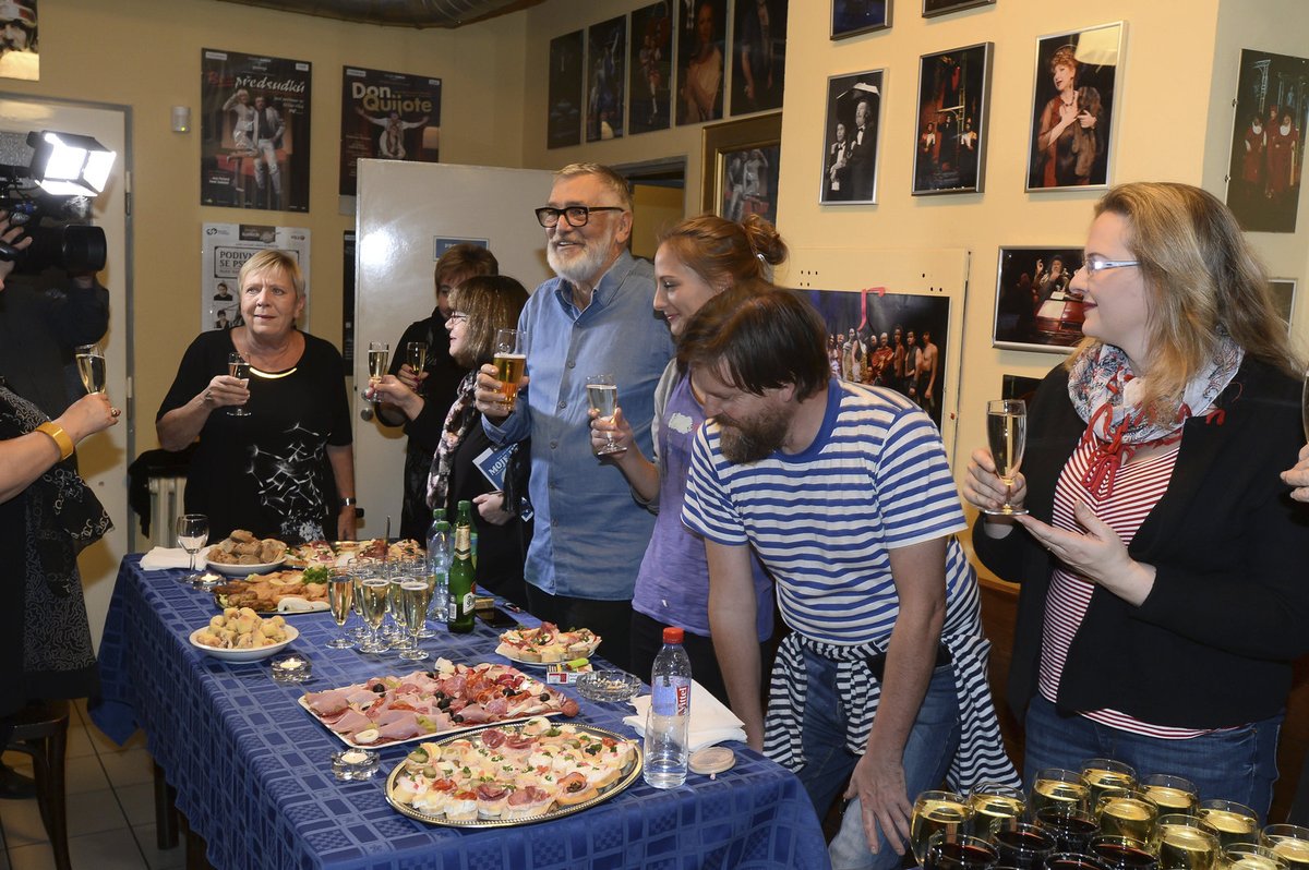 Jarka Obermaierová, Uršula Kluková, Jiří Bartoška, Adéla Koutná, Martin Kubačák (zeť Jana Kačera) a jeho žena Adéla Kačerová.