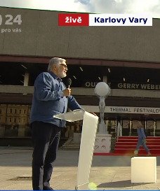 Jiří Bartoška znatelně přibral. V přímém přenosu pro ČT vysvětloval letošní zrušení tradičního festivalu a jeho dočasné nahrazení jiným formátem.