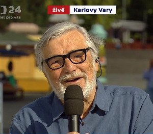 Jiří Bartoška znatelně přibral. V přímém přenosu pro ČT vysvětloval letošní zrušení tradičního festivalu a jeho dočasné nahrazení jiným formátem.