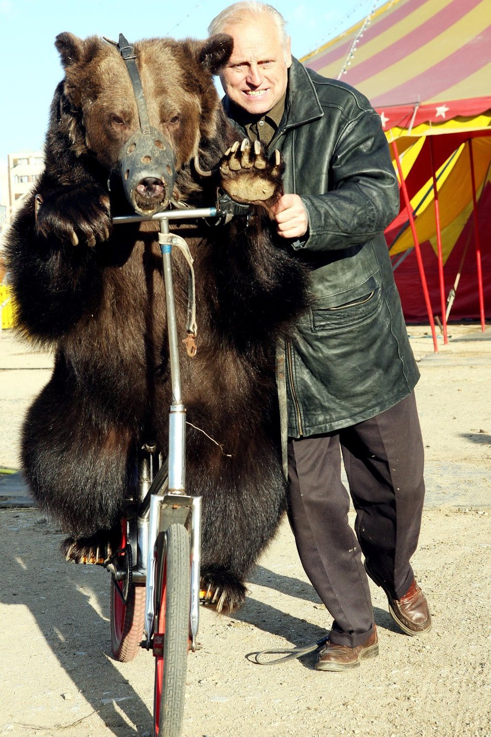 Jiří Berousek starší s jedním ze svých medvědů