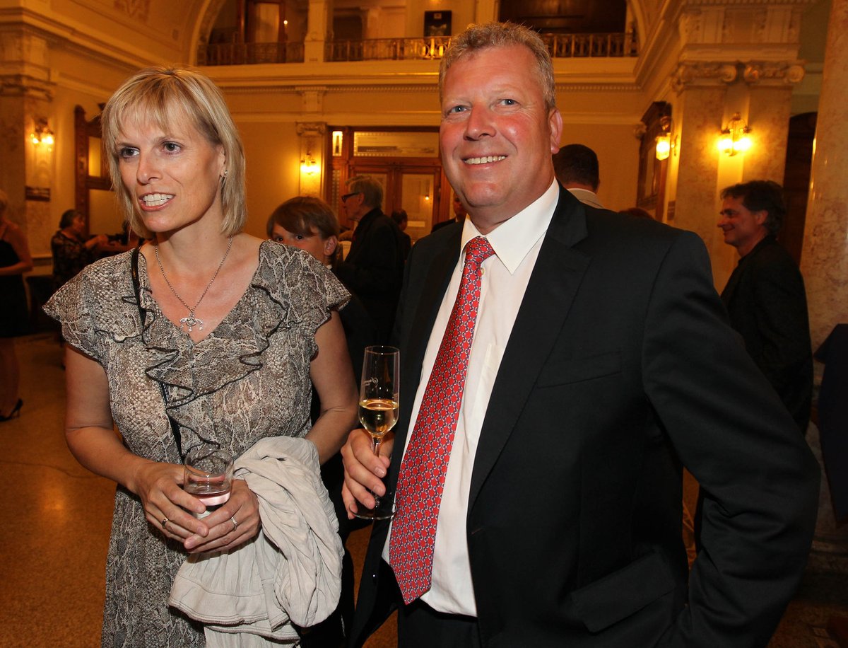 Na premiéře se objevil i ministr kultury Jiří Besser s manželkou.