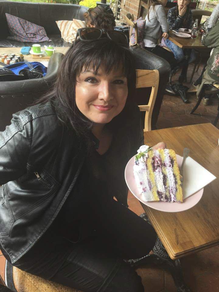 Zpěvačka Šárka Rezková s borůvkovým dortem.