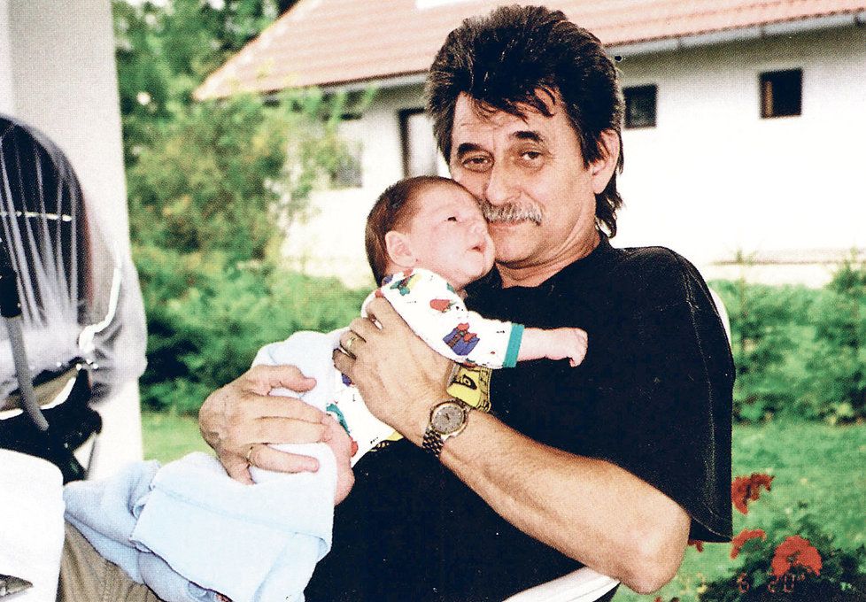 Jiří Brabec se synem Dominikem krátce po jeho narození.
