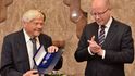 Premiér Bohuslav Sobotka předává medaili Karla Kramáře Jiřímu Bradymu