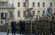 I když sympatizanti odejdou, vojáci Zemanovi věrni zůstanou. S prezidentem je na slavnostní přísaze ministr obrany M. Stropnický.