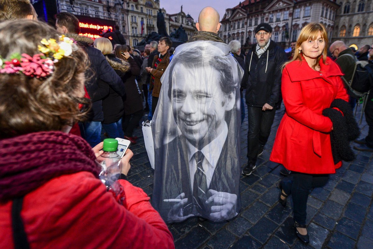 Demonstranti na Staroměstském náměstí se se svým názorem netajili.