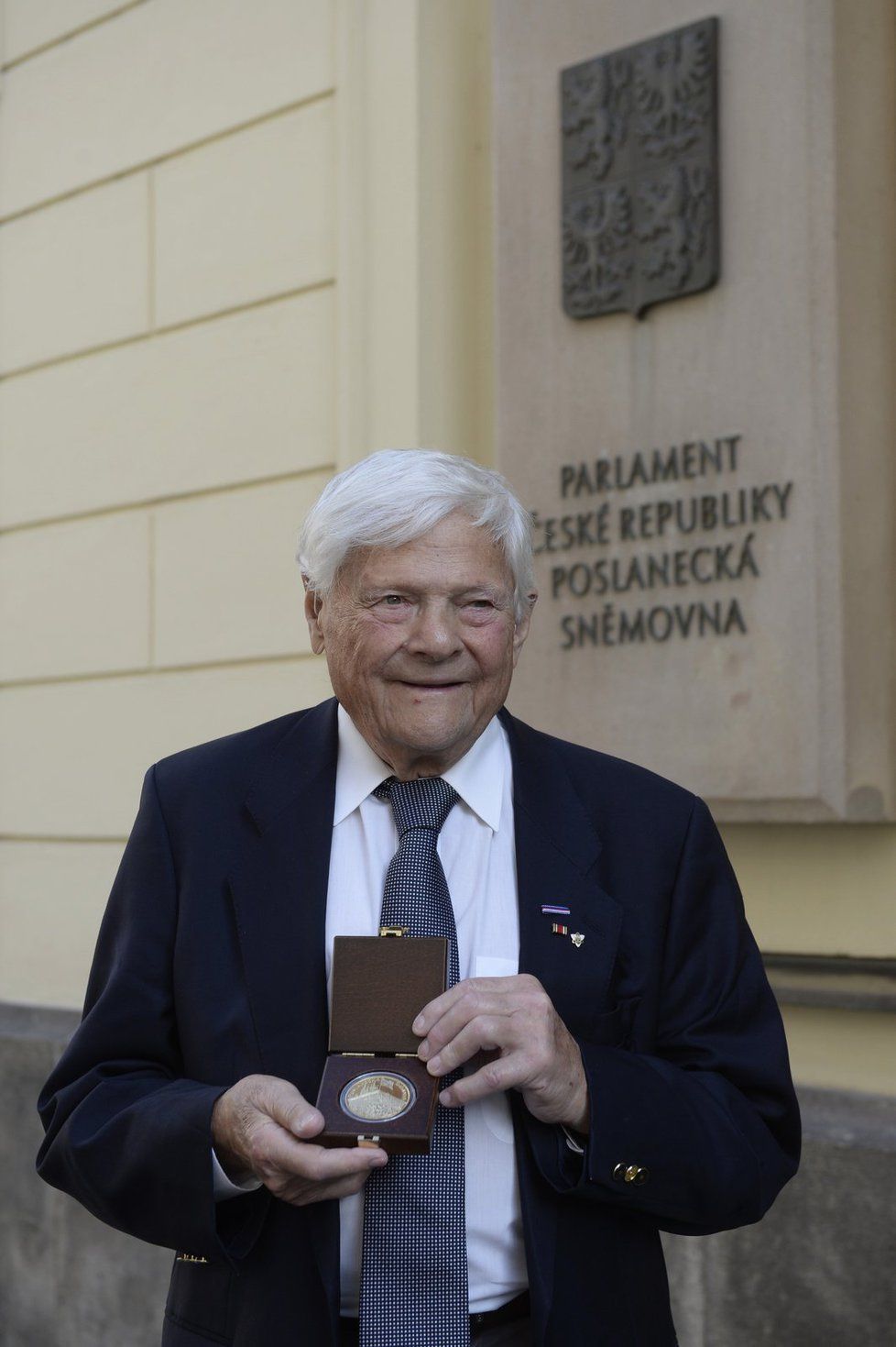 Jiří Brady převzal pamětní medaili a list Směnovny.
