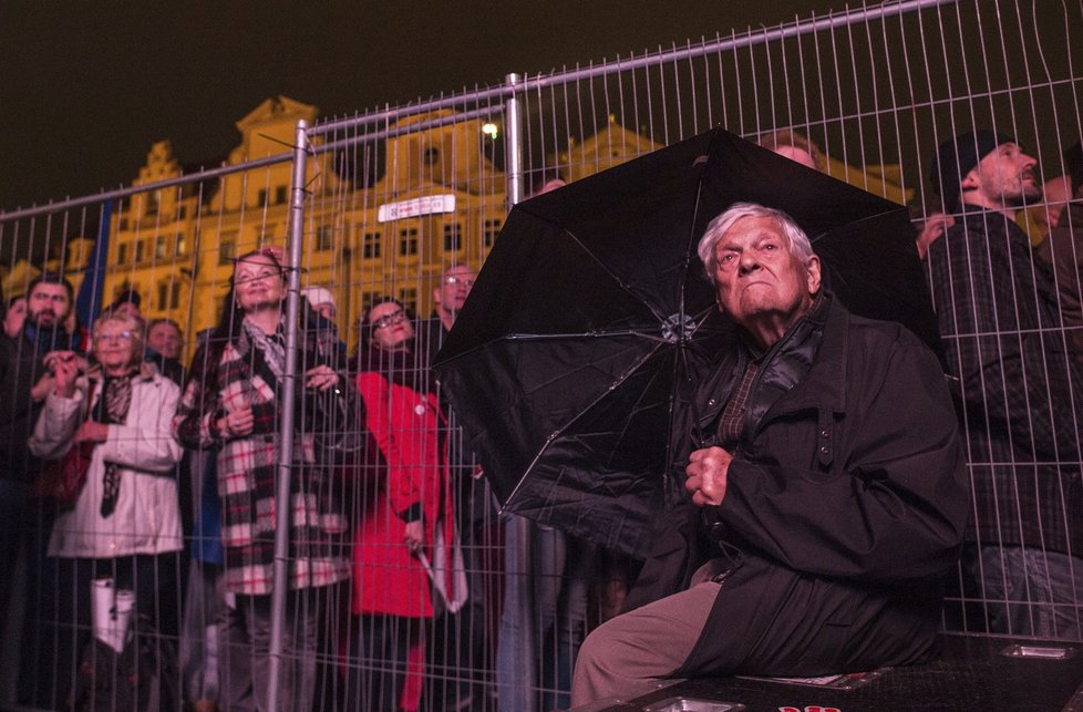 Jiří Brady na demonstraci na Staroměstském náměstí.