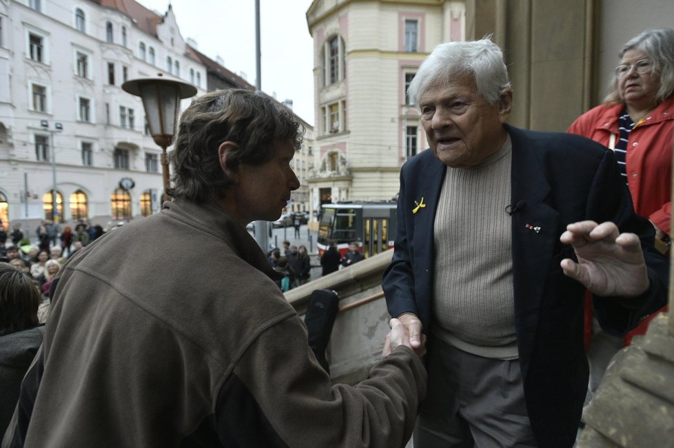 Jiří Brady na Strossmayerově náměstí na akci projektu Terezínská štafeta