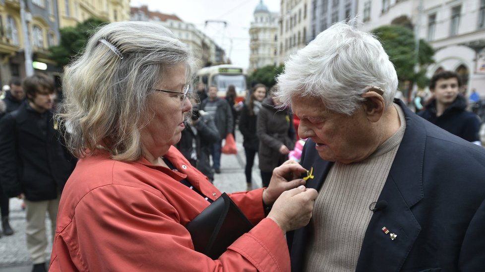 Jiří Brady na Strossmayerově náměstí na akci projektu Terezínská štafeta. Vlevo jeho žena Tereza.