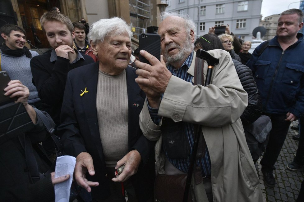 Jiří Brady na Strossmayerově náměstí na akci projektu Terezínská štafeta