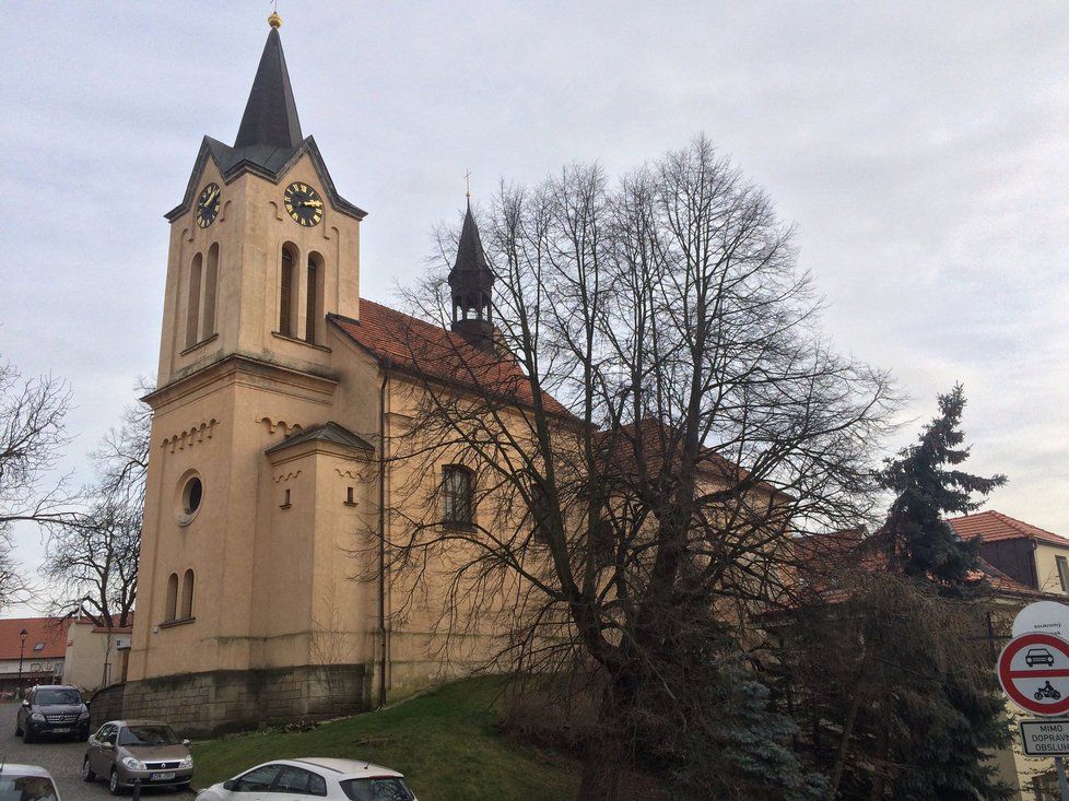 Výstava se koná na Chvalském zámku, dominantě Horních Počernic.