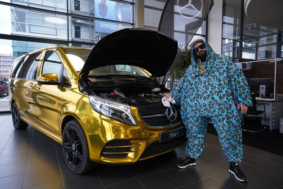 Kaitán Demo se svým zlatým Mercedesem