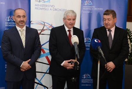 Exministr průmyslu a obchodu Martin Kuba (vlevo), šéf úřednické vlády Jiří Rusnok a nový ministr Jiří Cienciala