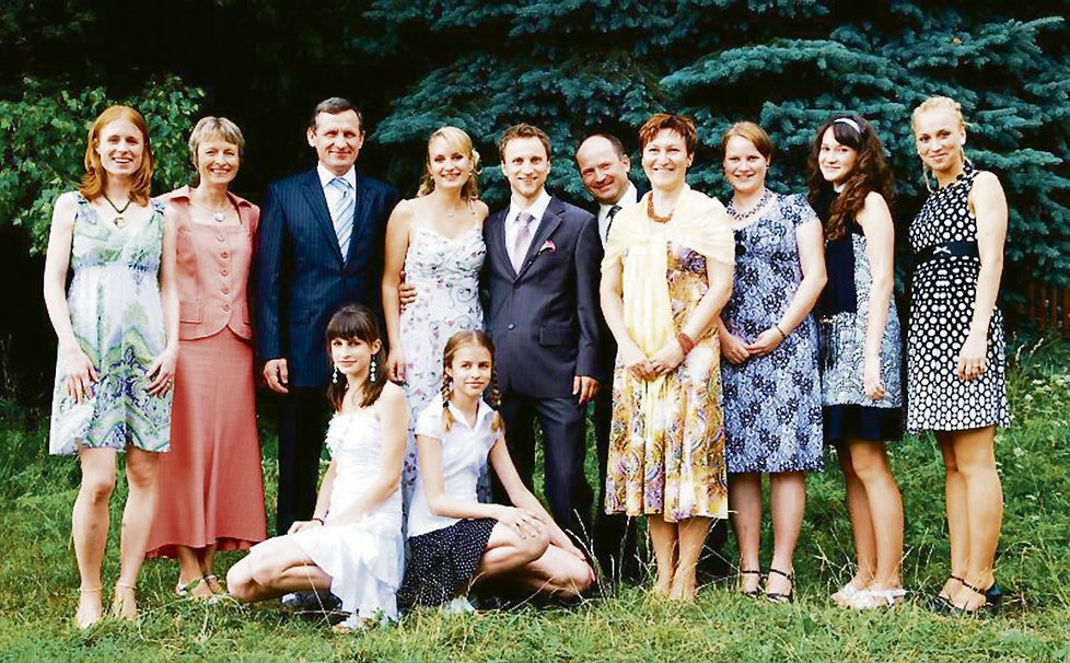 Společné foto rodin ženicha a nevěsty