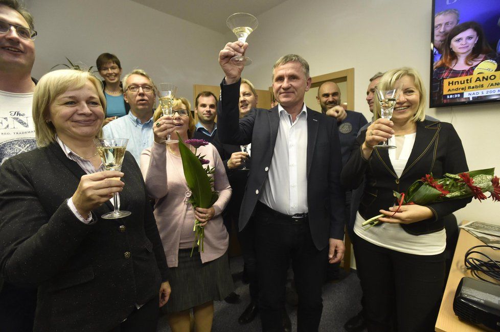 Jiří Čunek (KDU-ČSL) a oslava vítězství lidovců v krajských volbách 2016 ve Zlínském kraji