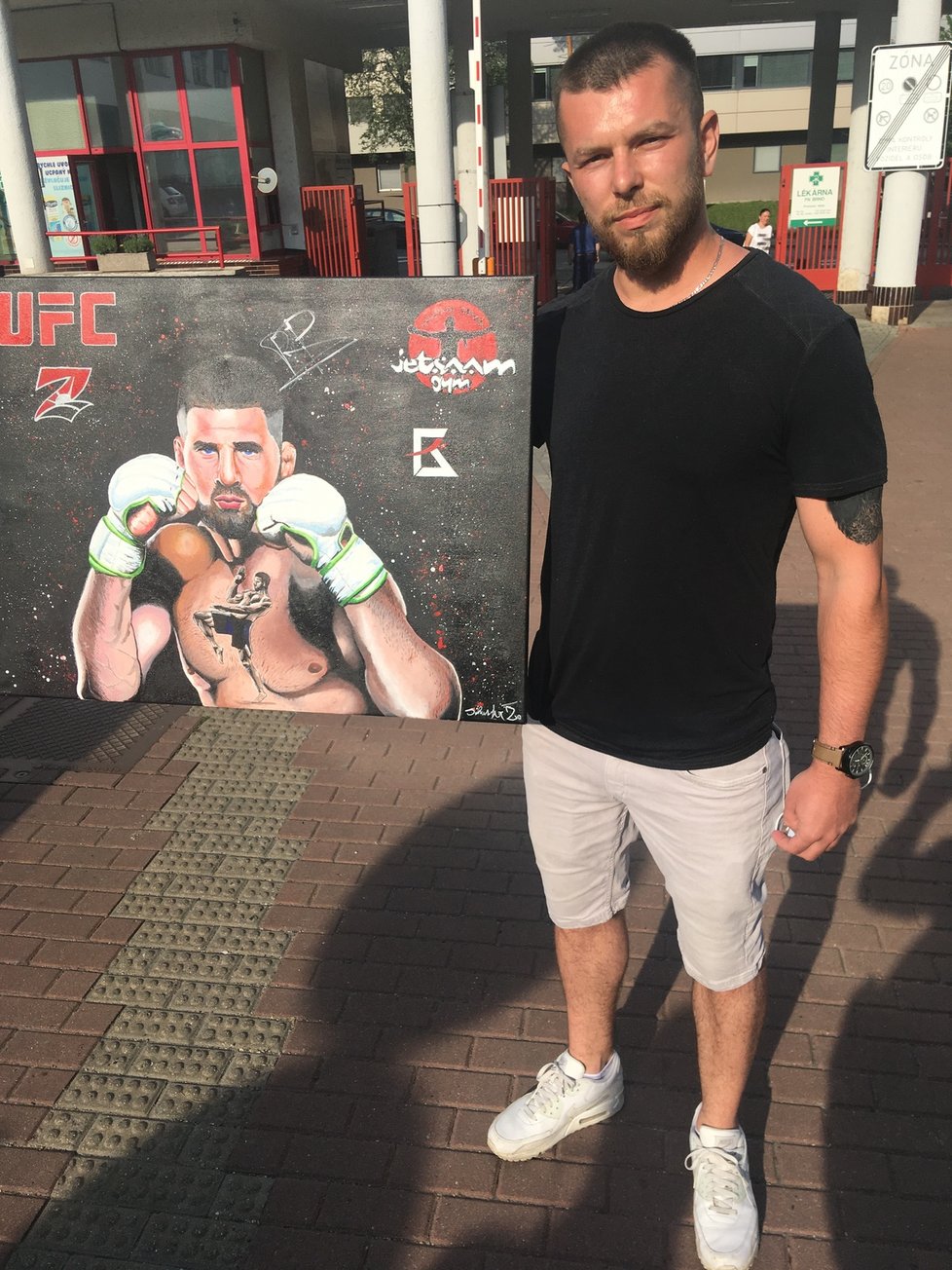 Malíř a milovník bojových umění Erik Schuster s portrétem zápasníka MMA Jiřího Denisa Priocházky.