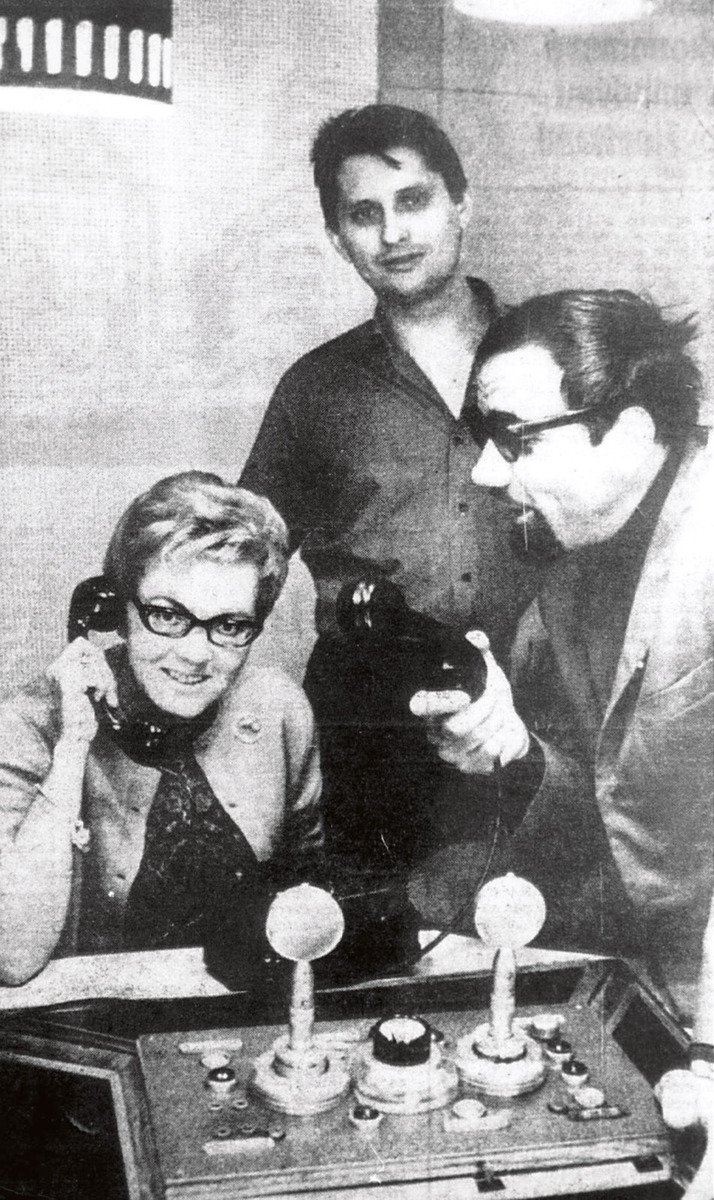 V srpnu roku 1968 vedl Jiří Dienstbier (na snímku stojí) v rozhlase lidi k odporu proti okupantům