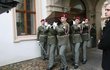 Čestná stráž vynáší rakev se zesnulým Jiřím Dienstbierem z Valdštejnského paláce, sídla Senátu