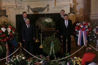 Čestnou stráž u rakve Jiřího Dienstbiera drželi jako první straničtí a senátorští kolegové.