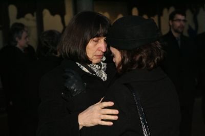 Po skončení ceremoniálu přijímala vdova Jiřina (vlevo) kondolence od příbuzných a známých.
