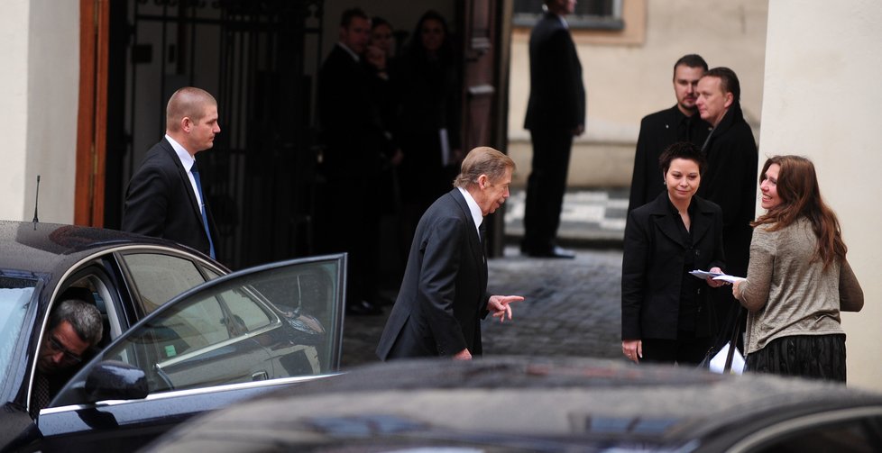 Bývalý prezident České republiky Václa Havel přichází na státní pohřeb Jiřího Dienstbiera.