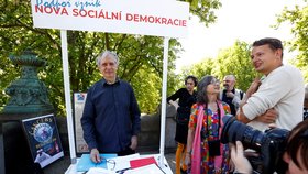 Exministr Jiří Dienstbier vyrazil na 1. máje podpořit vznik Nové sociální demokracie (1.5.2026)