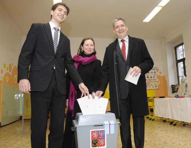 Jiří Dienstbier s partnerkou Jaroslavou Tomášovou a synem Jiřím