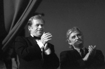 1990: Na Pražském jaru pod taktovkou Leonarda Bernsteina se sešli prezident Václav Havel a ministr Jiří Dienstbier.