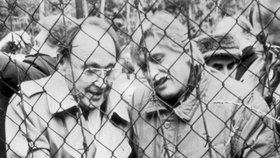 Tehdejší ministři zahraničí ČSSR a NSR Jiří Dienstbier (vpravo) a Hans-Dietrich Genscher (vlevo) symbolicky přestřihují hraniční dráty v pohraničním pásmu u Nových Domků u Rozvadova (na archivním snímku z 23. prosince 1989).