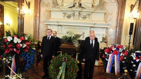 Čestnou stráž u rakve s ostatky Jiřího Dienstbiera drží vojáci a členové ČSSD