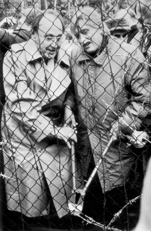 Dienstbier pomáhal zbořit železnou oponu: Tehdejší ministři zahraničí ČSSR a NSR Jiří Dienstbier (vpravo) a Hans-Dietrich Genscher (vlevo) symbolicky přestřihují hraniční dráty v pohraničním pásmu u Nových Domků u Rozvadova (na archivním snímku z 23. prosince 1989).
