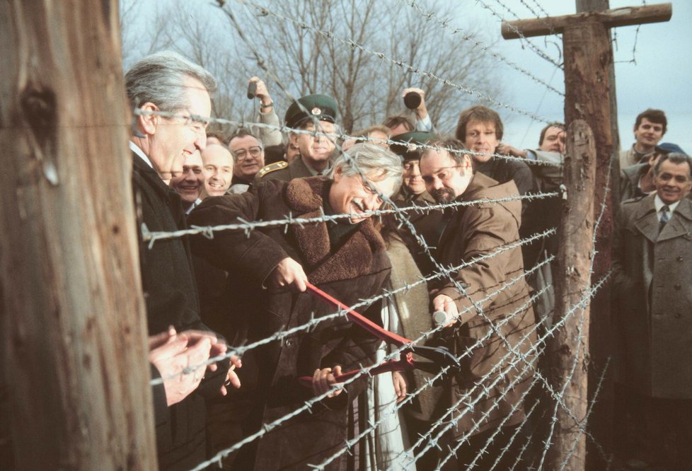 Ministři zahraničních věcí ČSSR a Rakouska Jiří Dienstbier (vpravo) a Alois Mock (vlevo) symbolicky přestřihují dráty na čs.-rakouských hranicích mezi Hatěmi a Kleinhaugsdorfem (na archivním snímku ze 17. prosince 1989).