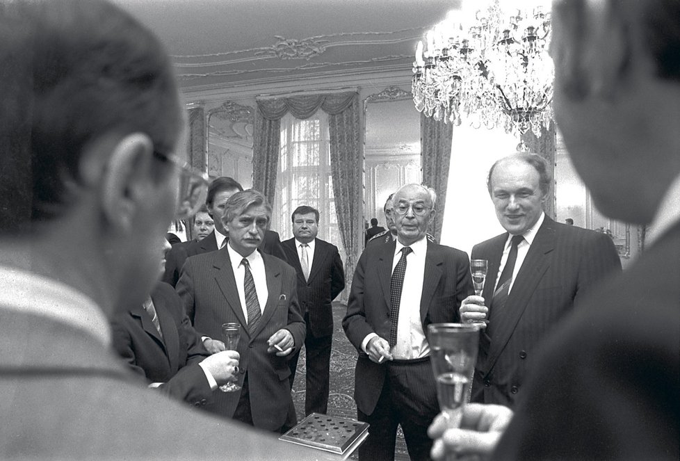 V prosinci roku 1989 s tehdejším prezidentem Husákem a premiérem Čalfou